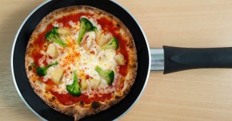 冷凍のピザをフライパンで焼くと本格的な味に 手軽でかんたん 薪窯ナポリピザフォンターナ ピザブログ