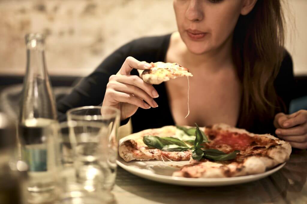 ピザを食べる女性