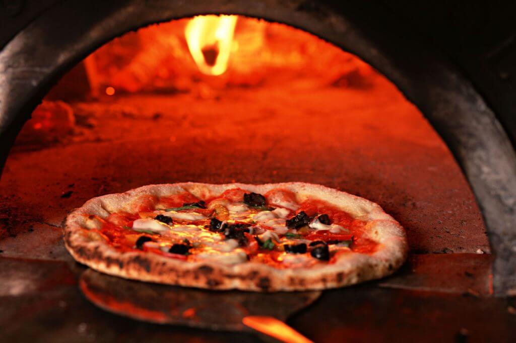 薪窯で焼くピザ