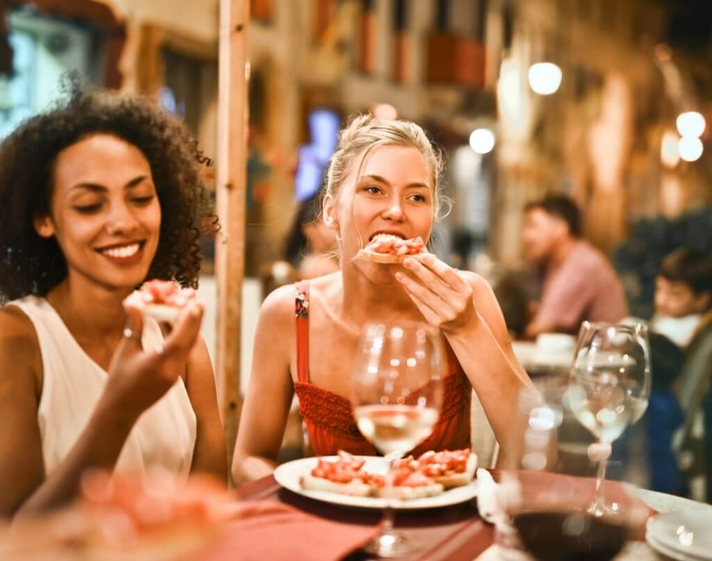 テラス席で食べるピザ