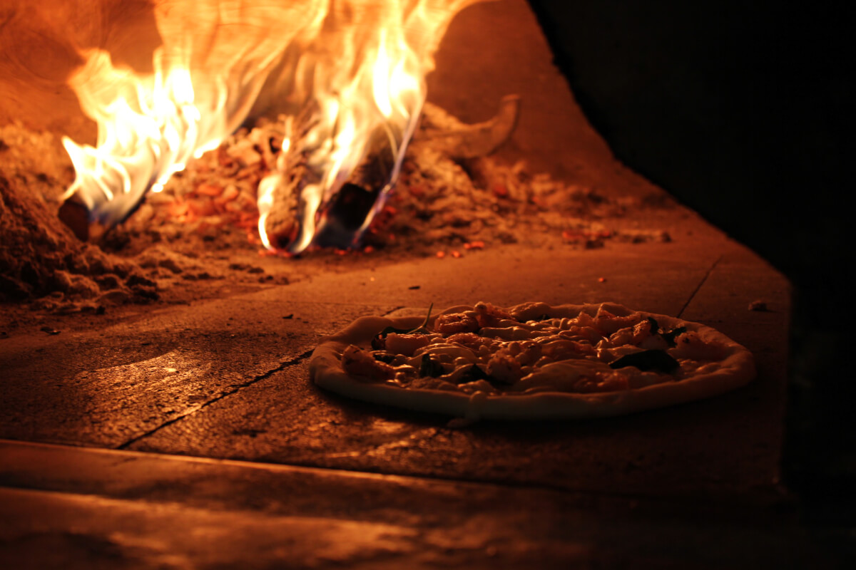 石窯の中のピザ